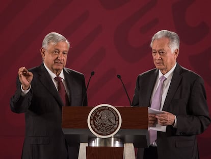 Bartlett y López Obrador, en una conferencia.