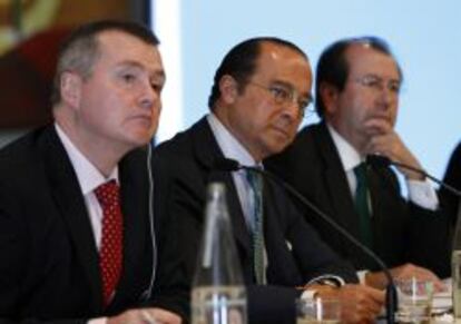 Willie Walsh y Antonio Vázquez, primero y segundo por la izquierda, en la junta de accionistas de IAG celebrada en Madrid.
