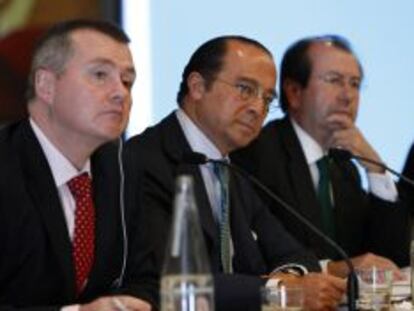 Willie Walsh y Antonio V&aacute;zquez, primero y segundo por la izquierda, en la junta de accionistas de IAG celebrada en Madrid.