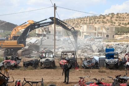 Fuerzas de ocupación israelíes destruyen una casa de palestinos al oeste de Hebrón, Cisjordania