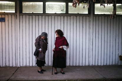 Mujeres de la tercera edad en Santiago (Chile).