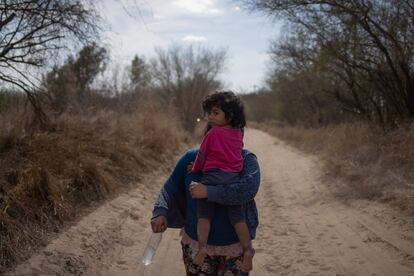 María, de cuatro años, es sostenida por su madre Loudi. Ambas han viajado desde El Salvador.