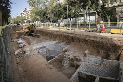 Les estructures amb rajoles que han estat localitzades durant els treballs al col·lector de la Diagonal.