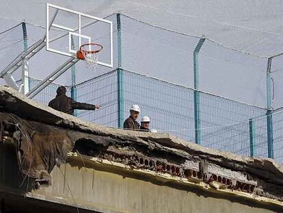 Estado en el que quedó el colegio Sagrado Corazón tras el derrumbe de la azotea donde estaban las canchas de baloncesto.