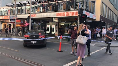 La policía y los servicios de emergencia llegan al lugar en el que un hombre arrolló deliberadamente a un grupo de personas que caminaban por una vía peatonal en la ciudad australiana de Melbourne (Australia).