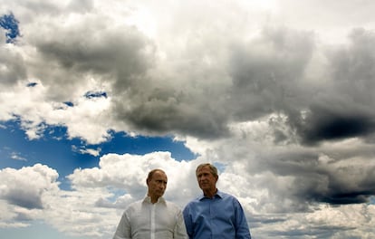 El líder ruso, Vladímir Putin, y el entonces presidente estadounidense, George W. Bush, durante un encuentro en Maine (EE UU) en 2007. 