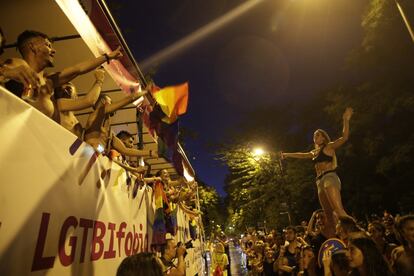 Una carroza anima el recorrido del desfile LGTB en Madrid.