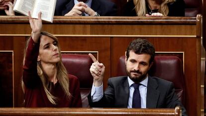 Pablo Casado junto Cayetana Álvarez de Toledo este domingo en el Congreso de los Diputados.