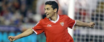 Navas festeja su tanto al Valencia.