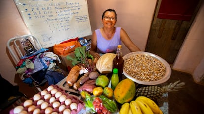 Loudizete de Almeida Farias com os produtos que cultiva no quintal.