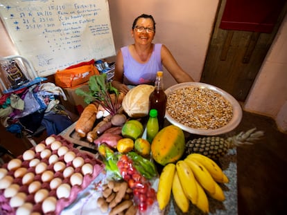 Loudizete de Almeida Farias com os produtos que cultiva no quintal.