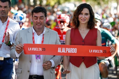 La presidenta de la Comunidad de Madrid, Isabel Diaz Ayuso, y el alcalde de Alalpardo, Miguel Ángel Medranda (i), dan la salida a la última etapa de la Vuelta a España, que se debía disputar el domingo entre las localidades madrileñas de Alalpardo y Madrid, con un recorrido de 103,6 Km.