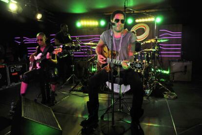 Lenny Kravitz, durante el concierto acústico que ofreció ayer en el 40Café de Madrid.