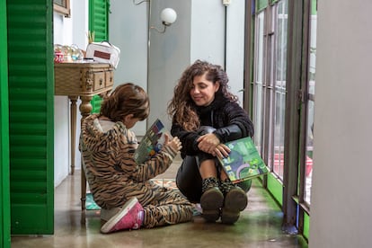 Mara Reicevic y su hijo Bruno Farina Raicevic, en su domicilio del barrio Parque Chas de la ciudad de Buenos Aires