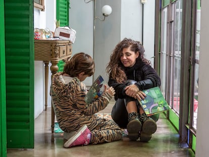 Mara Reicevic y su hijo Bruno Farina Raicevic, en su domicilio del barrio Parque Chas de la ciudad de Buenos Aires, el pasado 8 de julio.