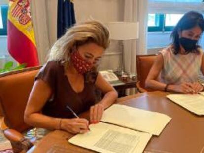 La ministra de Transportes, Movilidad y Agenda Urbana, Raquel Sánchez, junto a la secretaria de Estado Isabel Pardo de Vera.