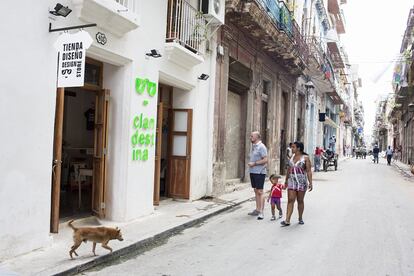 Exterior de la tienda Clandestinas en la popular calle Villegas de la Habana Vieja.