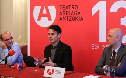 Mendiguren (izquierda) y Fuchs (centro), en un momento de la presentación del montaje de 'Hamlet' en el Arriaga.