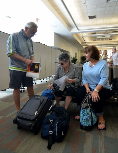 El Adonia hará un viaje inaugural de siete días a Cuba. En la imagen, pasajeros del crucero, tras salir de Miami.