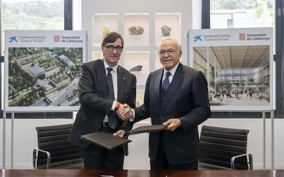 El presidente de la Generalitat Salvador Illa y el de la Fundación La Caixa Isidre Fainé después de la firma de un acuerdo de colaboración en investigación, este jueves en Barcelona.