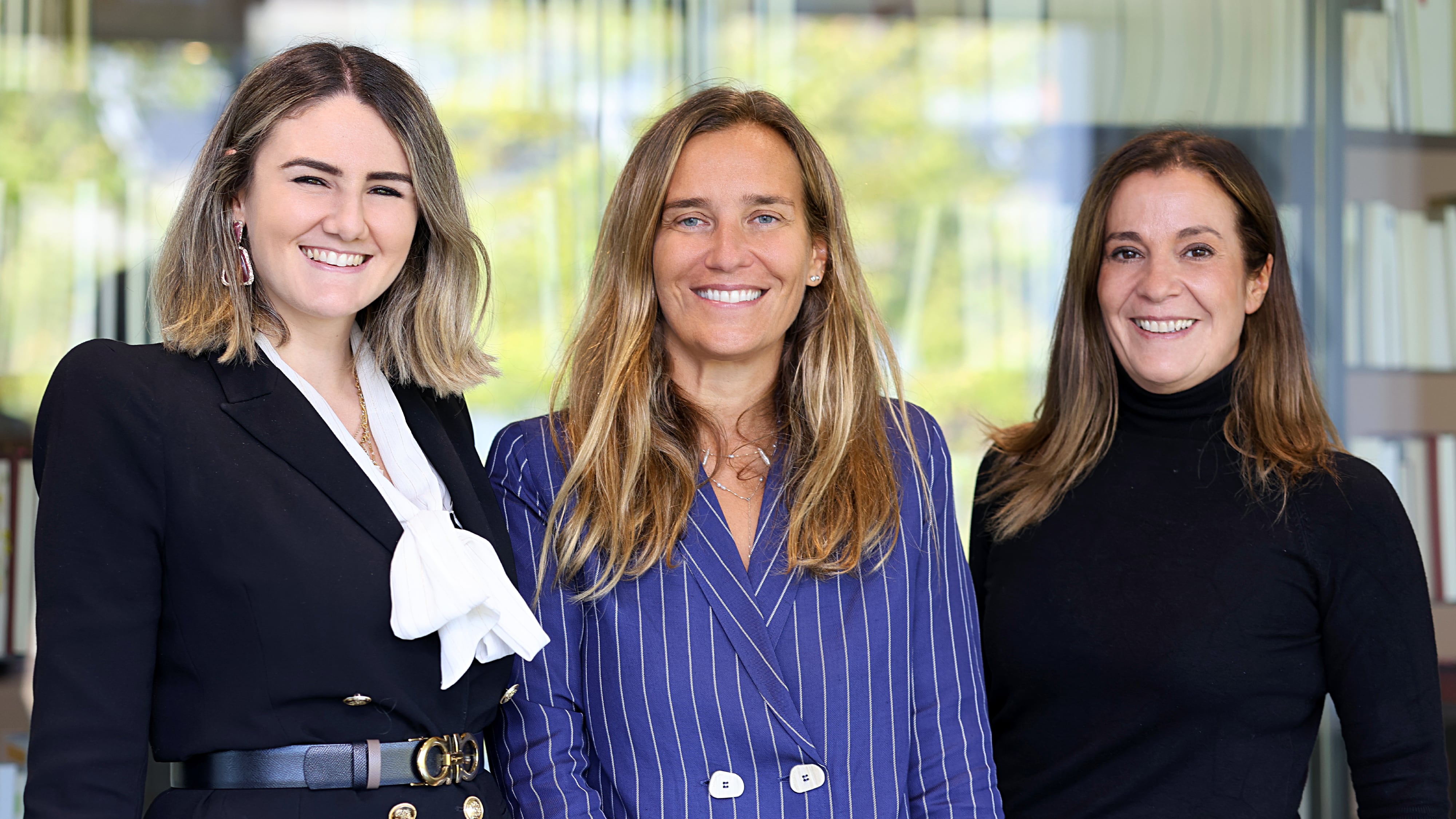 De izquierda a derecha: Lara Domínguez, Cristina Camarero (socia directora de Ontier España) y la nueva socia de fiscal Teresa Valdelomar.