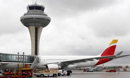 Un avión de Iberia en el aeropuerto madrileño de Barajas.