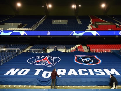 Empleados del estadio del Paris Saint-Germain (PSG) despliegan una pancarta contra el racismo.