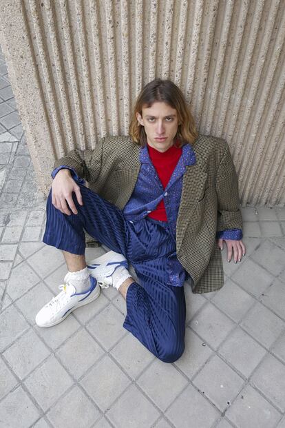 Hari Nef (@harinef) tampoco pasó desa- percibida; saltó de esta red social a la pasarela con Eckhaus Latta, siendo una de las primeras modelos transexuales fichadas por una agencia internacional (IMG). En la imagen: Jesús (@thejesusdaily), con zapatillas Reebok.