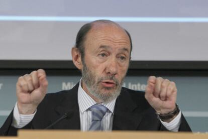 Alfredo Pérez Rubalcaba, durante la rueda de prensa de ayer en Madrid.