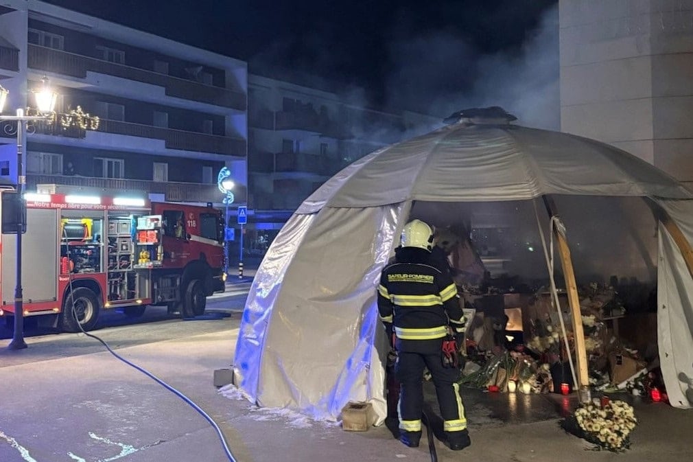 Memoriale per le vittime della tragedia alla stazione sciistica di Crans-Montana danneggiato da incendio