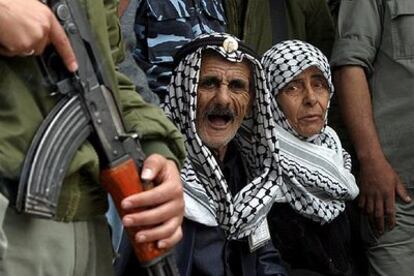 Un grupo de palestinos protesta ante el Consejo Legislativo en Ramala por el segundo aplazamiento de la votación.
