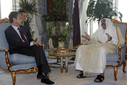 El presidente Zapatero, con el emir de Catar, jeque Hamad bin Khalifa al-Thani, en Doha.