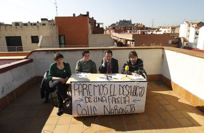 Tatyana Roeva, que espera su segundo desahucio ma&ntilde;ana, y otros tres activistas de la Plataforma de Afectados por la Hipoteca de Madrid. 