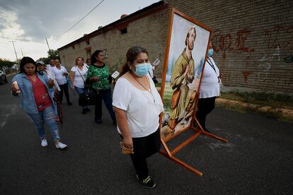 Familiares y conocidos participan en una procesión para pedir por la salud de los diez mineros atrapados en la mina "El Pinabete"