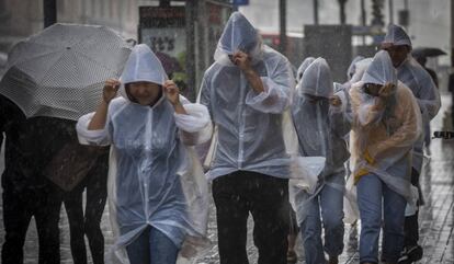 Turistes sota la pluja a Barcelona, el mes passat.