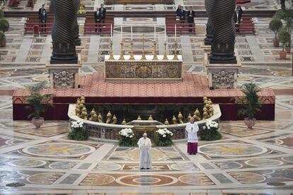 El Papa ha recordado que este puede ser el momento “para poner fin a la larga guerra que ha ensangrentado Siria, al conflicto en Yemen y a las tensiones en Irak, como también en el Líbano”. En la imagen, el Papa oficia la misa en la basílica de San Pedro, prácticamente vacía.