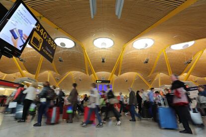 Pasajeros en la Terminal 4 del aeropuerto de Barajas, en Madrid.