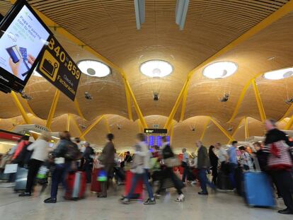 Pasajeros en la Terminal 4 del aeropuerto de Barajas, en Madrid.