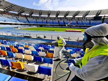 Unos operarios desinfectan el estadio San Paolo, en Nápoles.