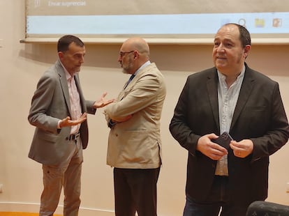 Maíllo (a la izquierda) habla con el decano de la Facultad de Derecho de Córdoba, José Albert Márquez, en presencia de Pernando Barrena (a la derecha), mientras esperan la llegada al foro de Joan Tardá.