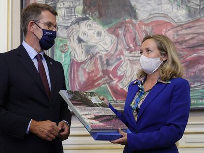 El presidente de la Xunta, Alberto Núñez Feijóo, entrega un libro como regalo a la vicepresidenta Nadia Calviño.