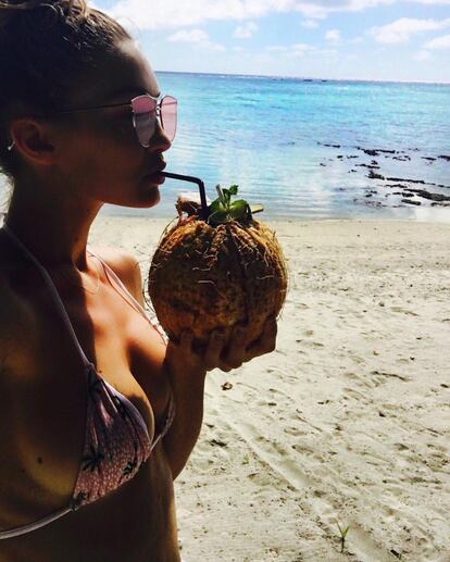 La modelo Gigi Hadid ha repartido su verano entre trabajo y amigos. En la imagen tomando agua de coco.