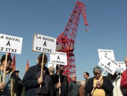 Los trabajadores de La Naval durante la concentración este jueves ante el Museo Marítimo de Bilbao.