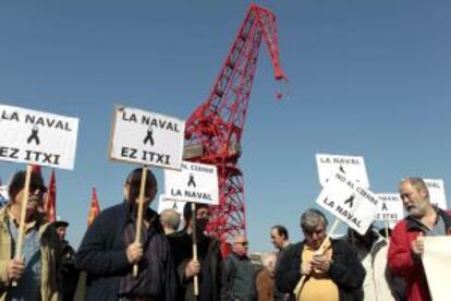 Los trabajadores de La Naval durante la concentración este jueves ante el Museo Marítimo de Bilbao.