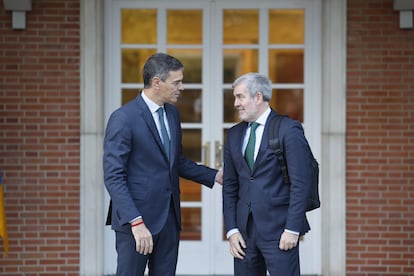 El presidente del Gobierno, Pedro Sánchez (izquierda), recibe al presidente de Canarias, Fernando Clavijo, este jueves en La Moncloa.