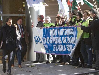 Un grupo de trabajadores protesta ante la oficina principal de Novagalicia Banco en Vigo.
