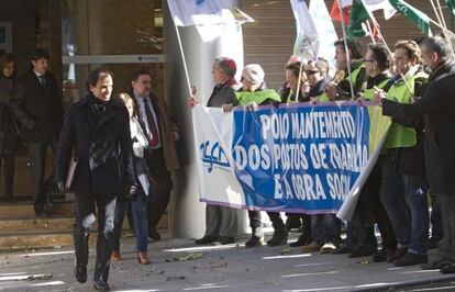 Un grupo de trabajadores protesta ante la oficina principal de Novagalicia Banco en Vigo.