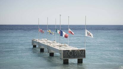 Banderes a mig pal a la platja niçarda, davant del Casino, el 16 de juliol del 2016.