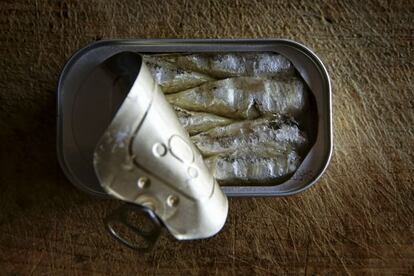 Llauna amb sardines i oli: la conservació i transformació dels queviures, que eren efímers, molt necessaris i que es tudaven aviat.