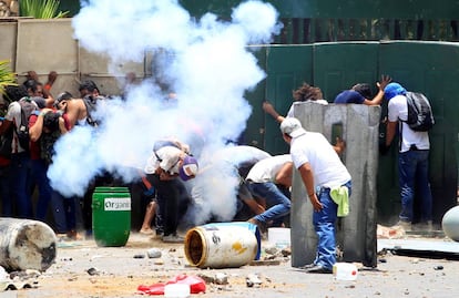 Varias personas se parapetan durante las protestas en la Universidad Agraria de Managua, ayer.